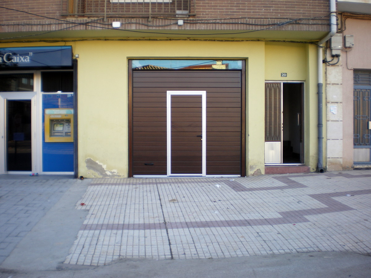 Puerta seccional con fijo de cristal blindado tipo espejo