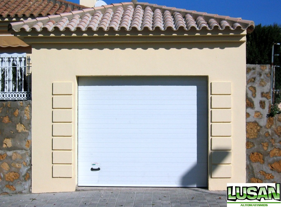 Puerta Seccional en color blanco