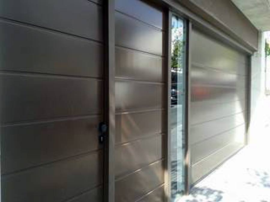 Puerta seccional con peatonal a juego