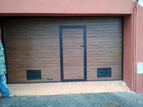 PUERTA SECCIONAL CON PUERTA PEATONAL