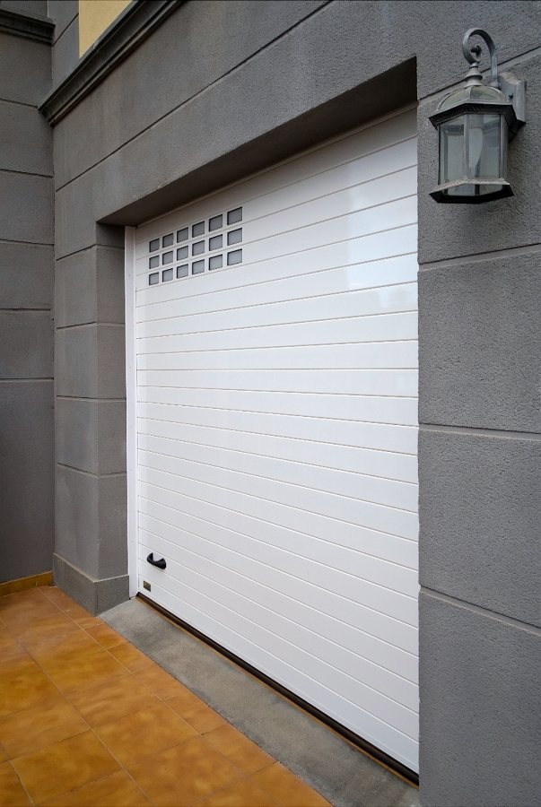 Puerta Seccional de aluminio