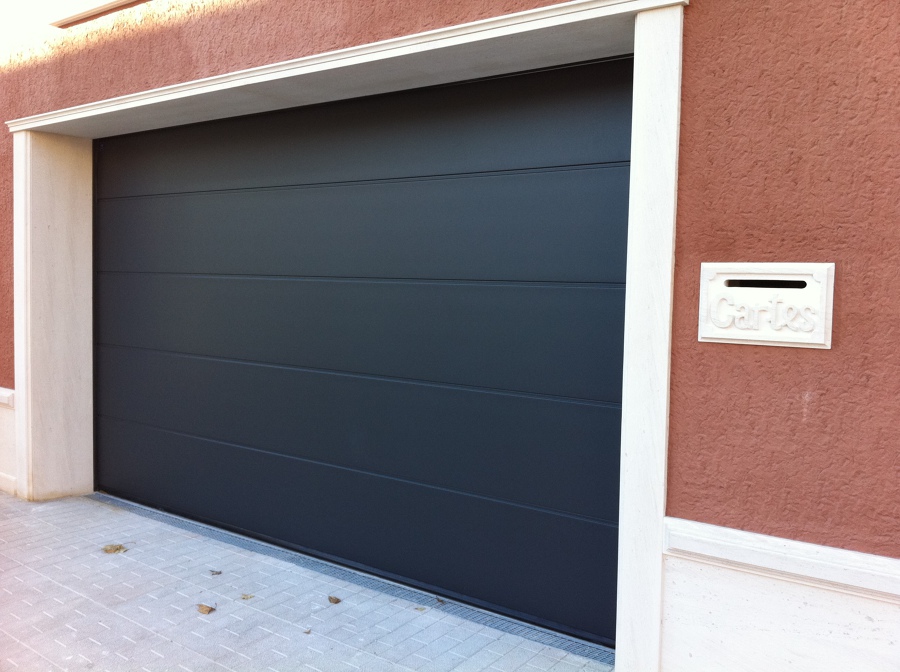 Puerta seccional de garaje