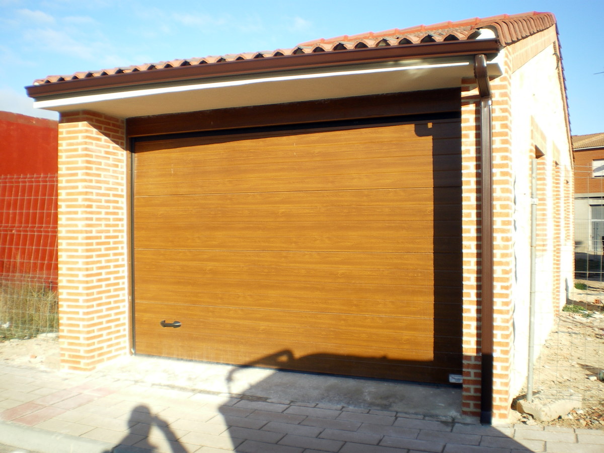 Puerta seccional en garaje