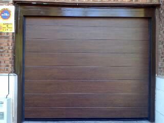 puerta seccional en marrón