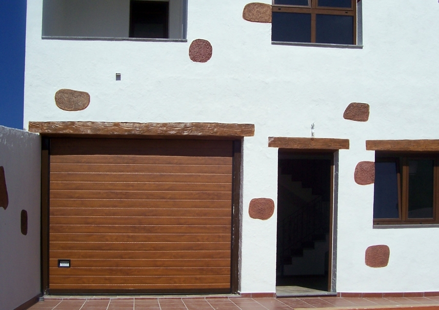 Puerta Seccional en panel sandwich