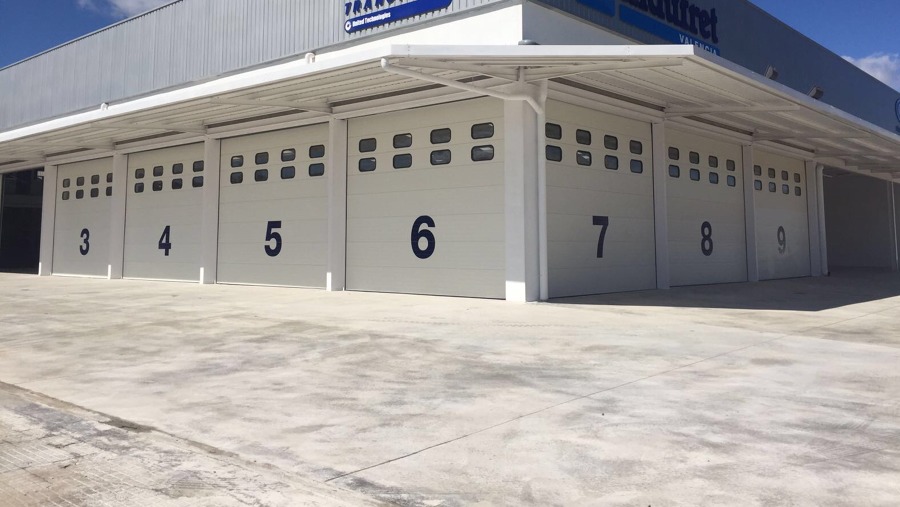 Puerta Seccional Industrial Acanalada blanca