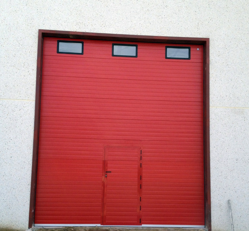 Puerta seccional industrial con peatonal incorporada