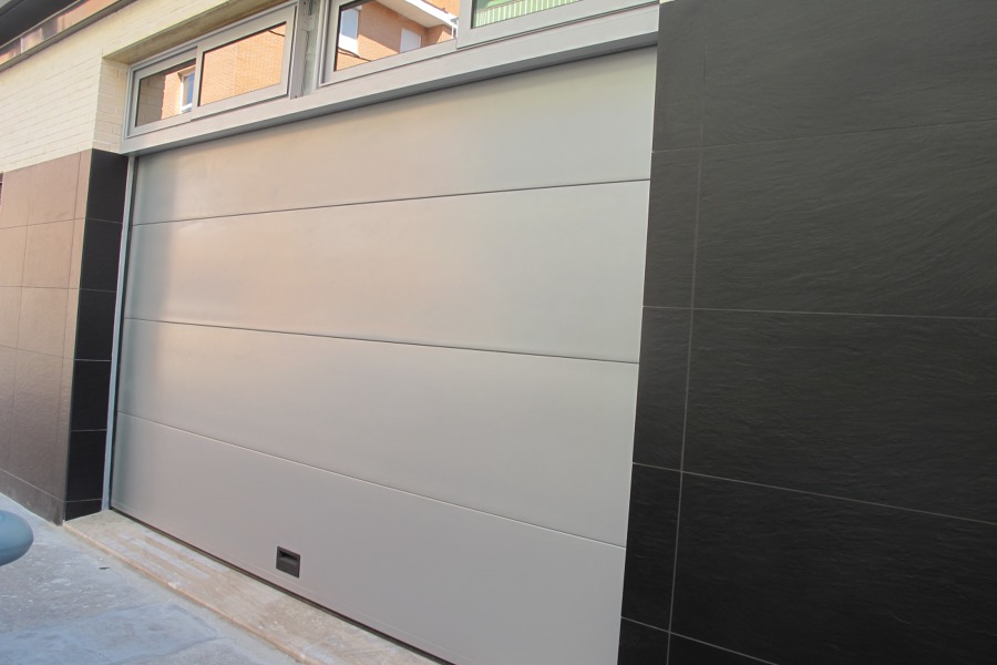 Puerta Seccional Lisa