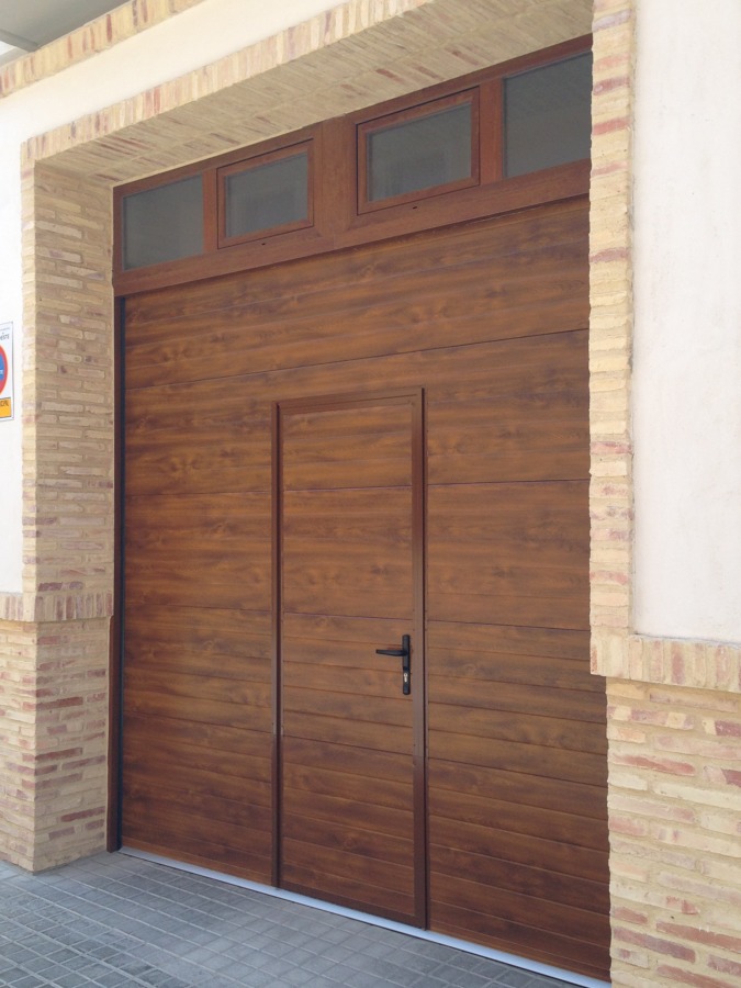 Puerta Seccional Acanalada imitacion madera