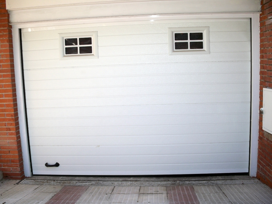 Puerta Seccional Mod. Acanalada Blanca 