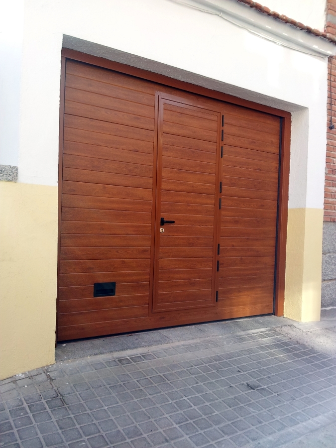 Puerta Seccional Mod. Imitacion Madera Clara