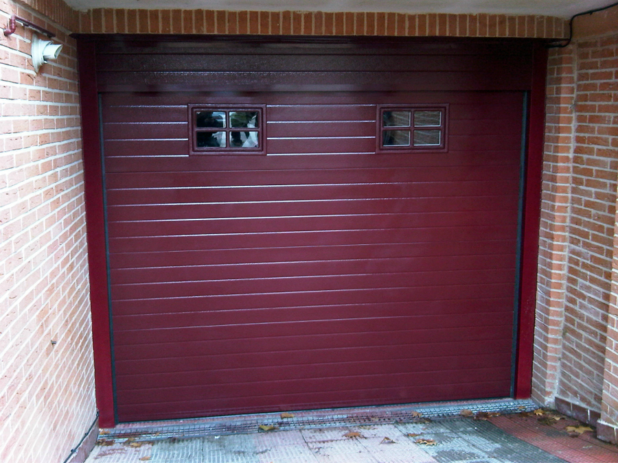 puerta seccional roja