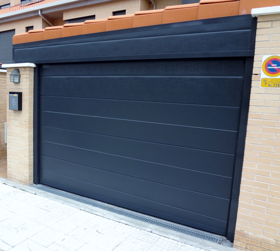 PUERTA SECCIONAL TABLON LISO