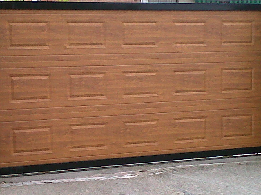 Puerta secionable de cuarterón 