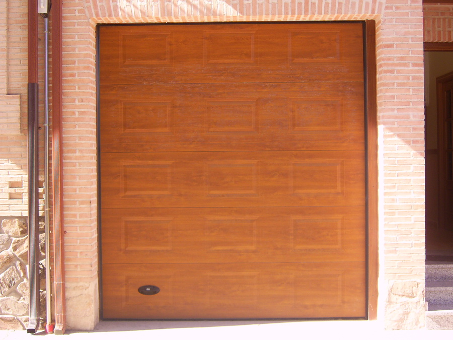 Puerta secional de cuarterones imotacion madera