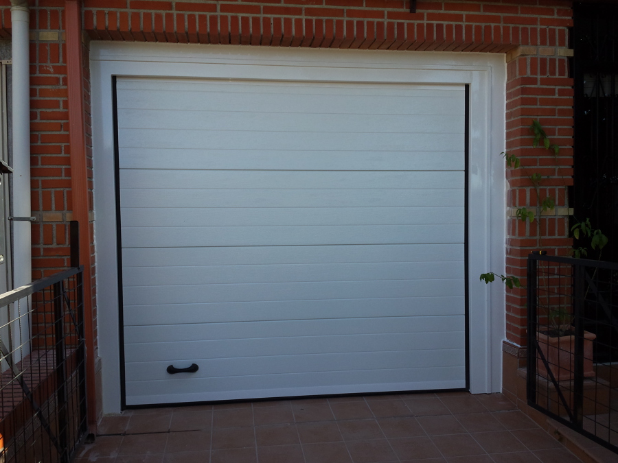 Puerta serccional acanalada blanca