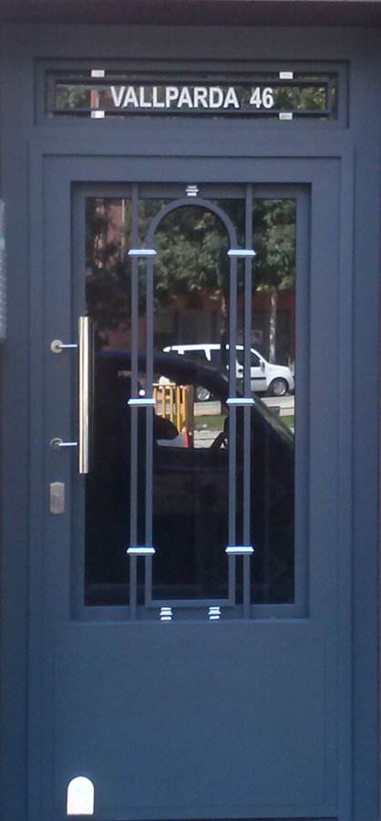 PORTAL DE EDIFICIO CON MACOLLAS INOX