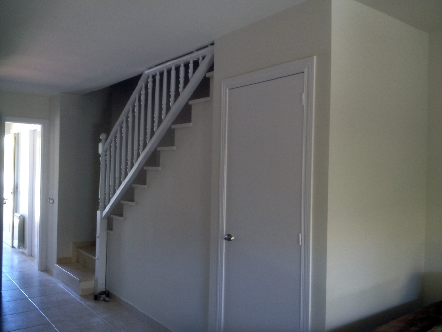 puerta y barandilla lacada en blanco 