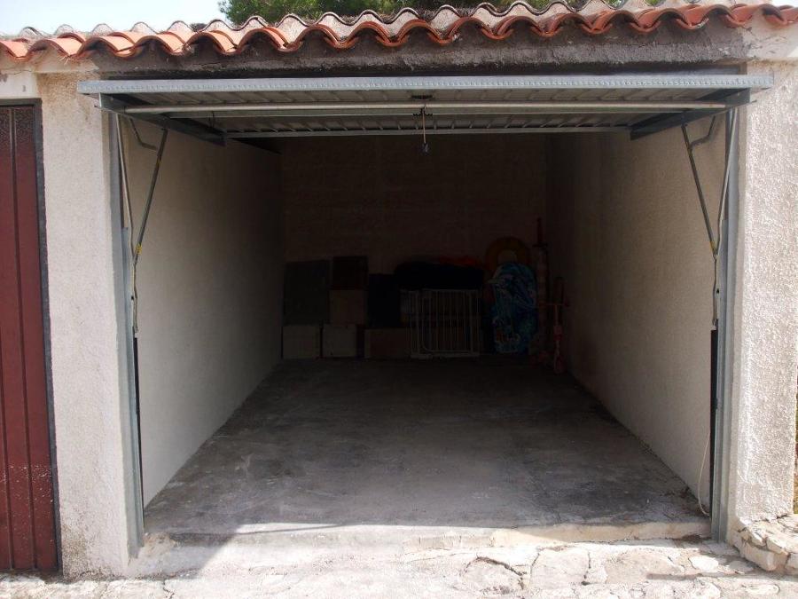 Puerta y muro en garaje privado