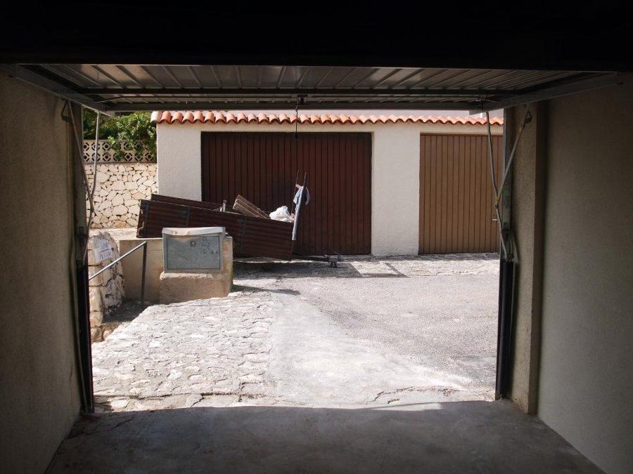 Puerta y muro en garaje privado