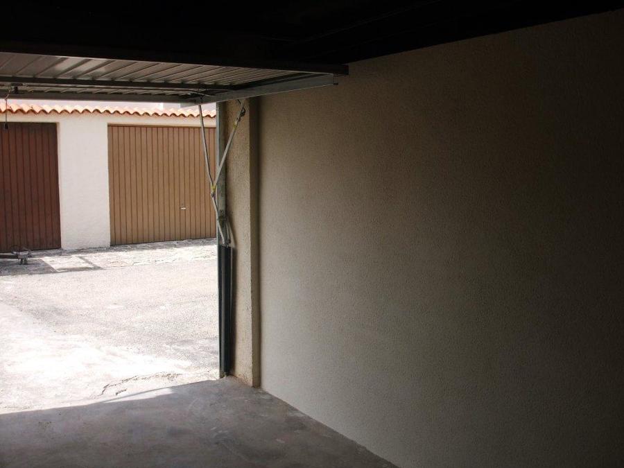 Puerta y muro en garaje privado