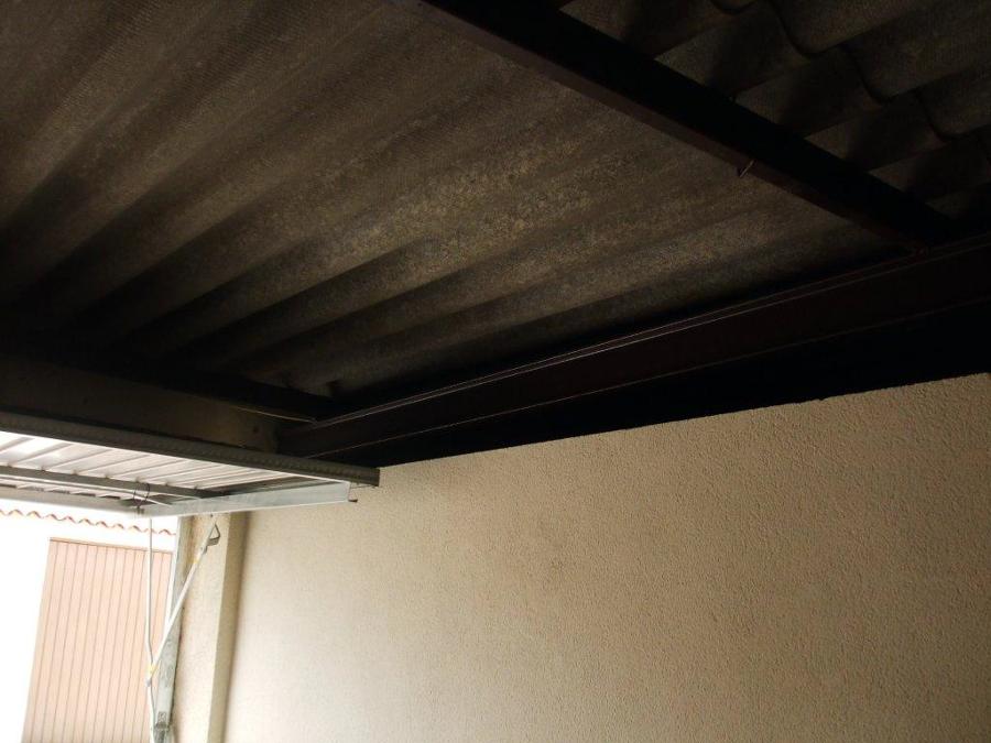 Puerta y muro en garaje privado