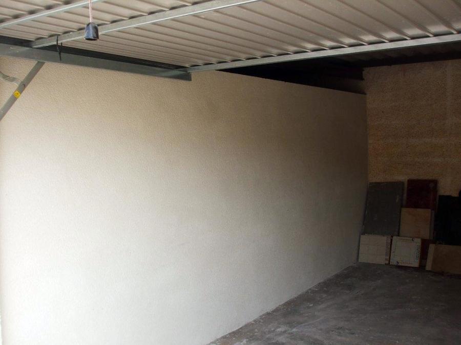 Puerta y muro en garaje privado