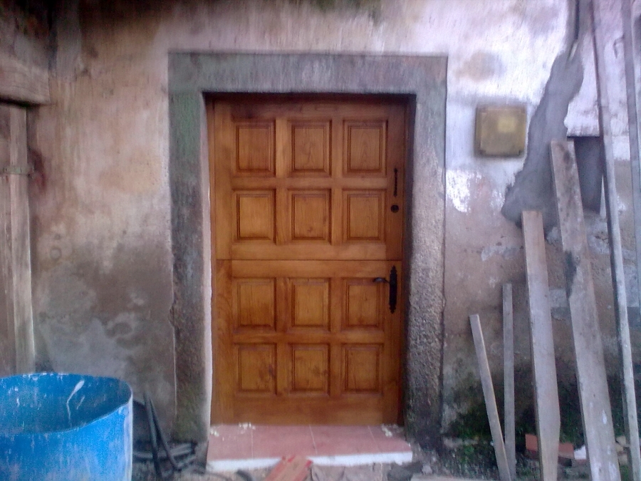 PUERTA Y POSTIGO EN CASTAÑO