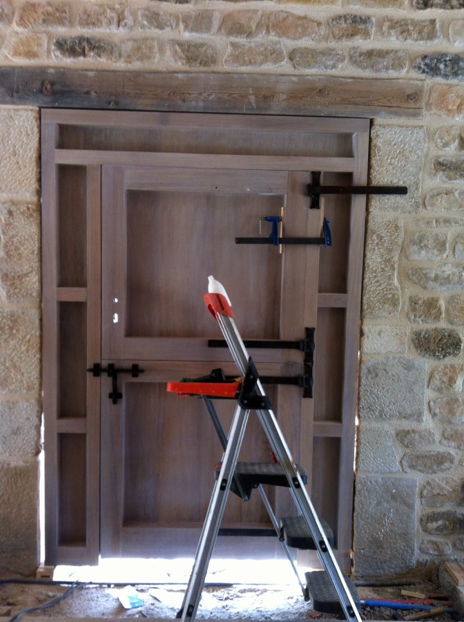 Puerta de entrada a masía