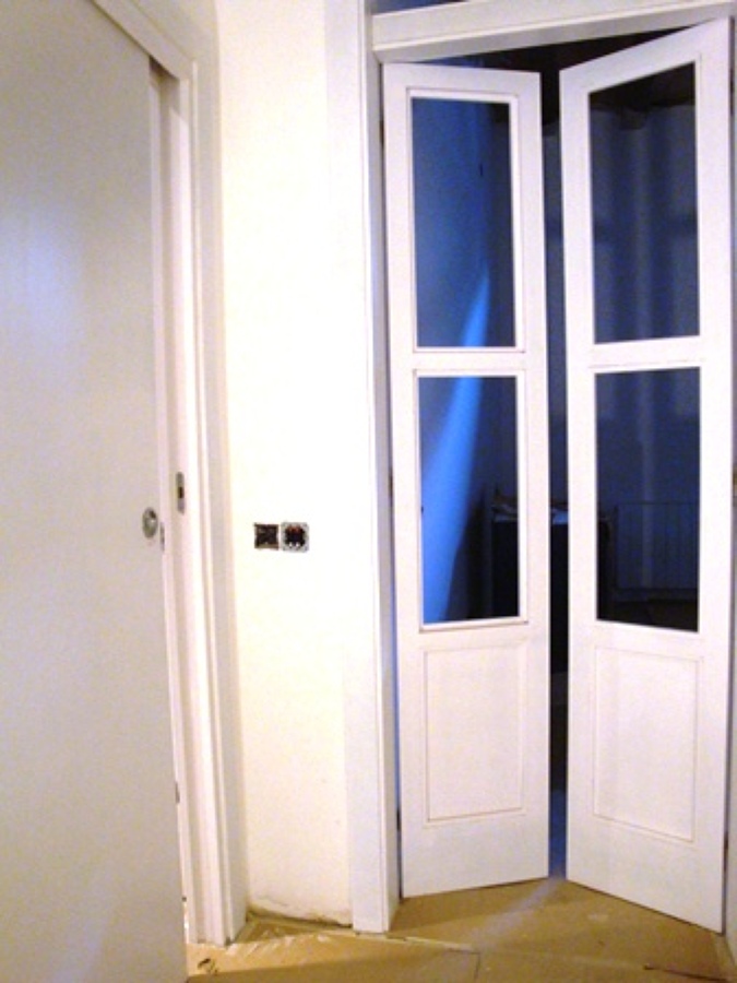 Puertas abatibles en DM pintado blanco con cristal
