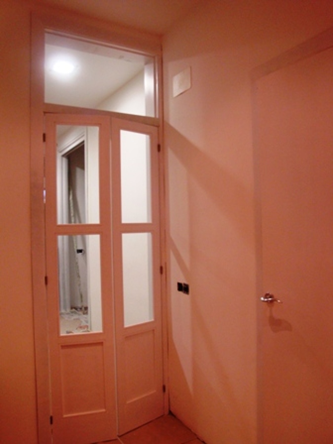 Puertas abatibles en DM pintado blanco con cristal