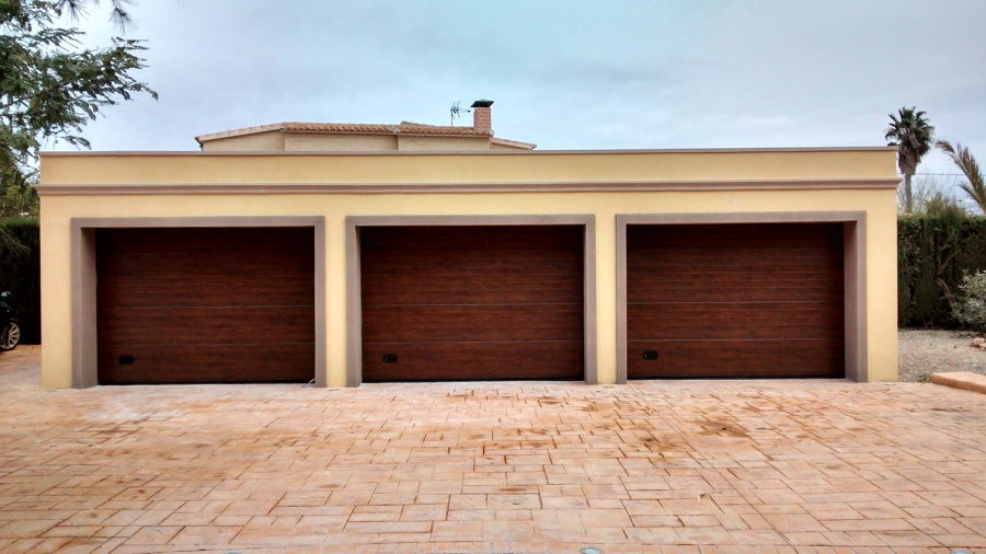 Puerta Seccional residencial acabado en madera