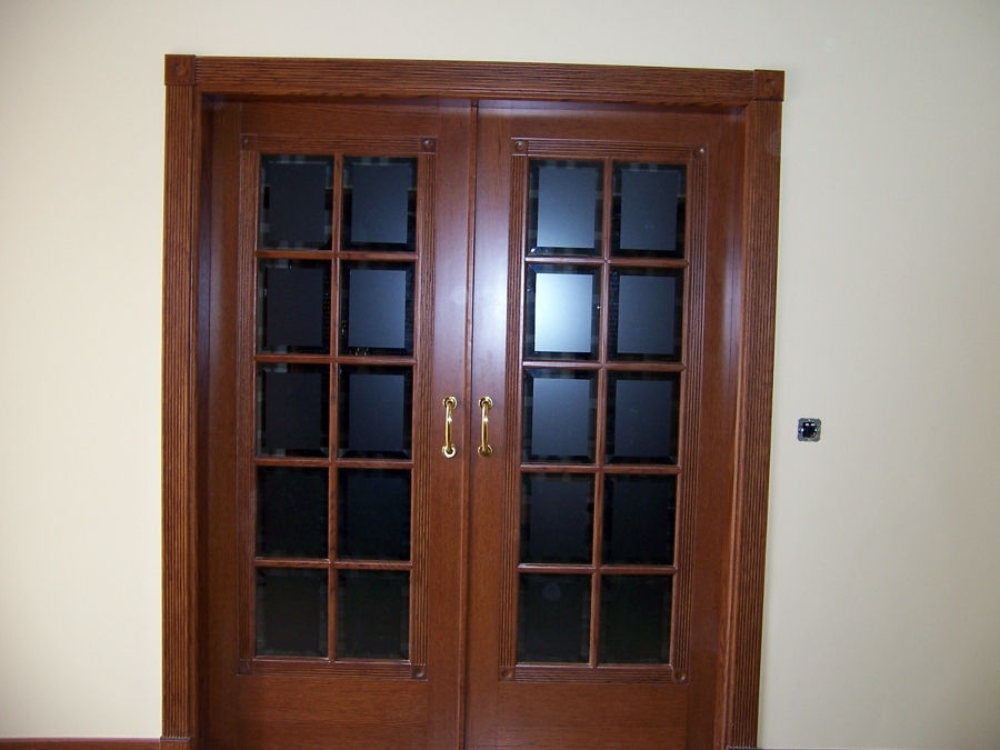 Puertas con marcos forrados con rosetas.