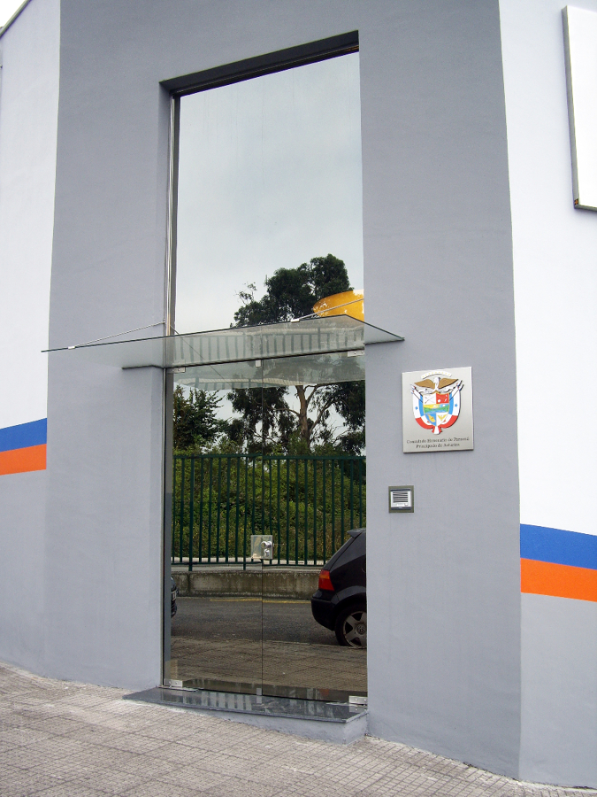 Puertas con marquesina en Gijón (Asturias)