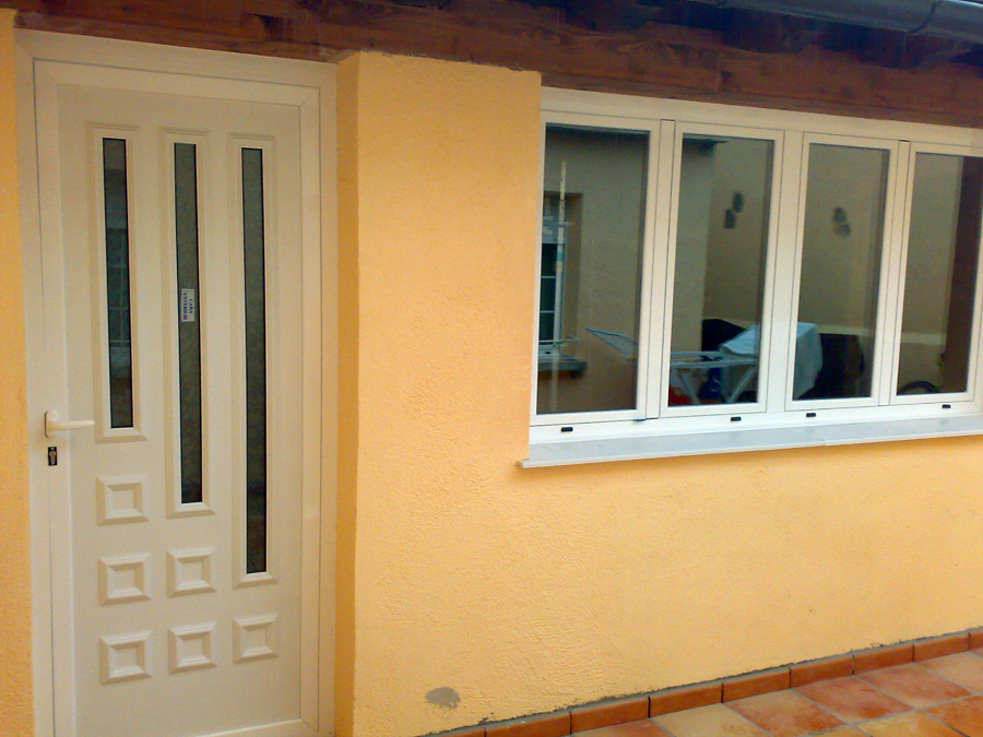 PUERTAS DE ALUMINIO DECORADAS Y VENTANAS