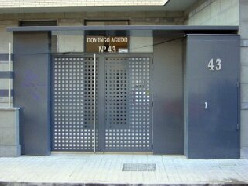 Puertas de chapa perforada con porche