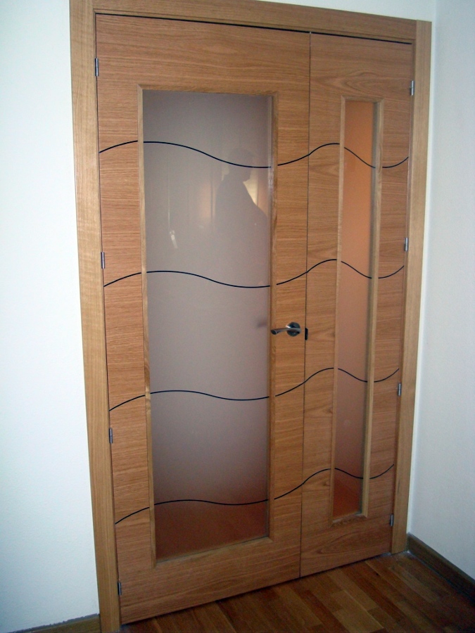 Puertas de interior en roble barnizado con cristal mate