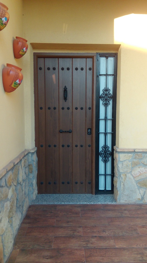 Puerta de entrada casa unifamiliar blindada.