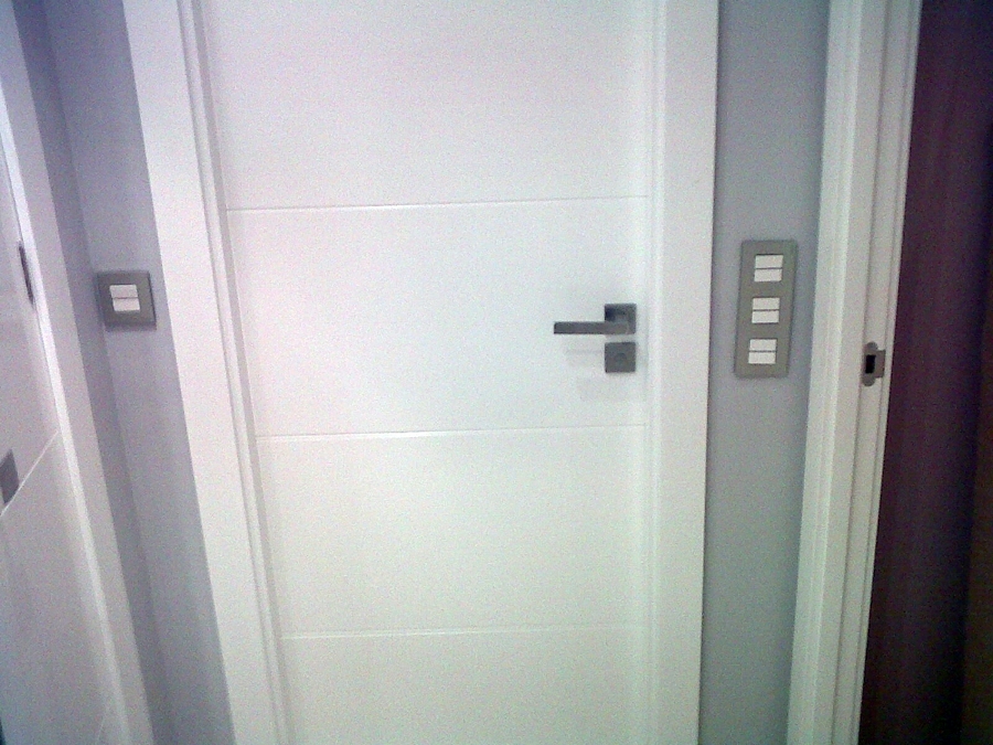 puertas de paso ciegas en blanco lacado con manilla cuadrada personalizadas 