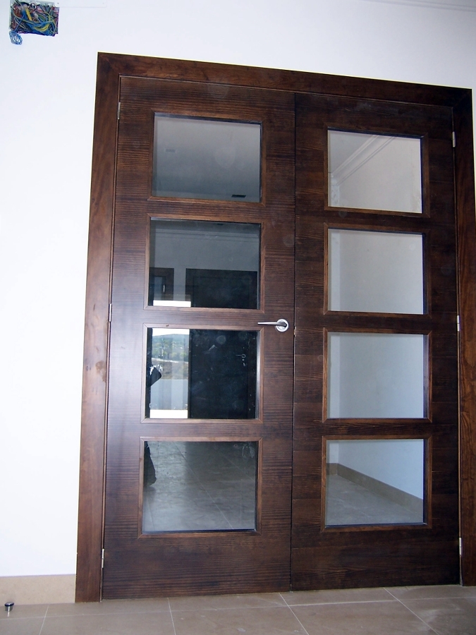 Puertas en maya horizontal lisa en pino tintado color nogal.  
