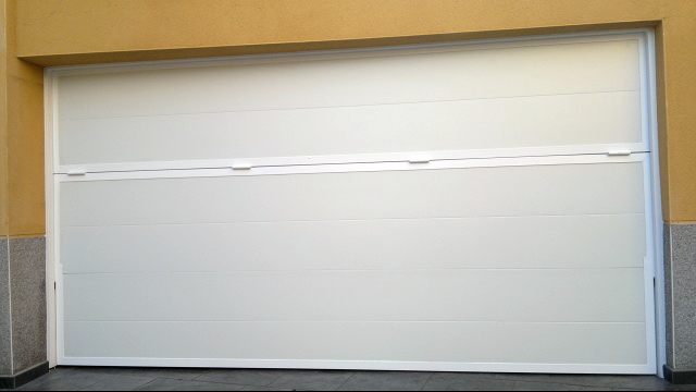 Puertas parking lacadas.