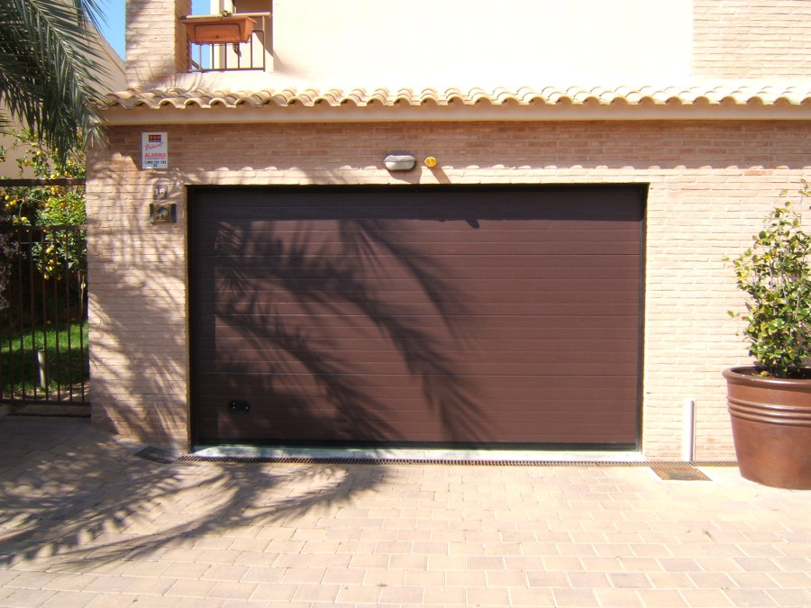 Puerta Seccional residencial acabado en marron