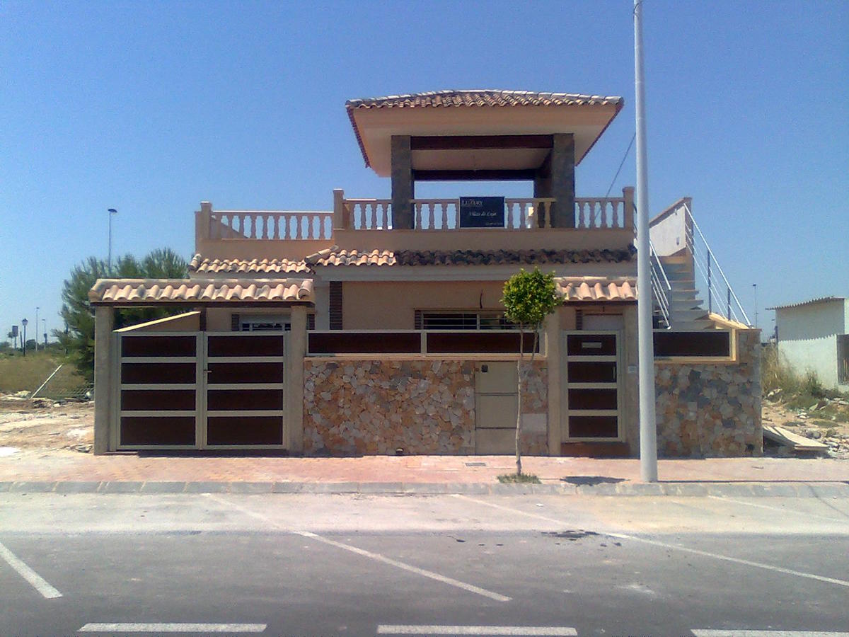 Puertas y vallas exteriores de vivienda.