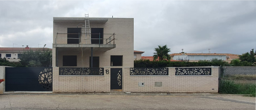 Conjunto de puertas y vallas diseño moderno