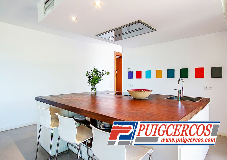 Cocina nueva estilo isla en chalet rústico-moderno