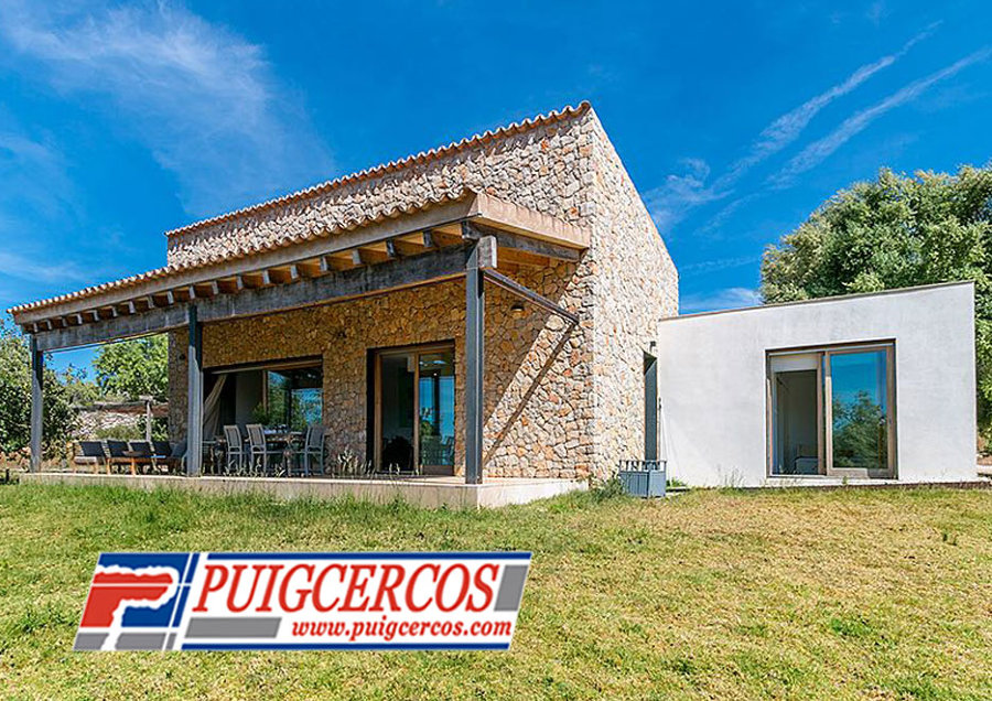 Fachada con porche de piedra viva sin junta y hormigón blanco en Mallorca