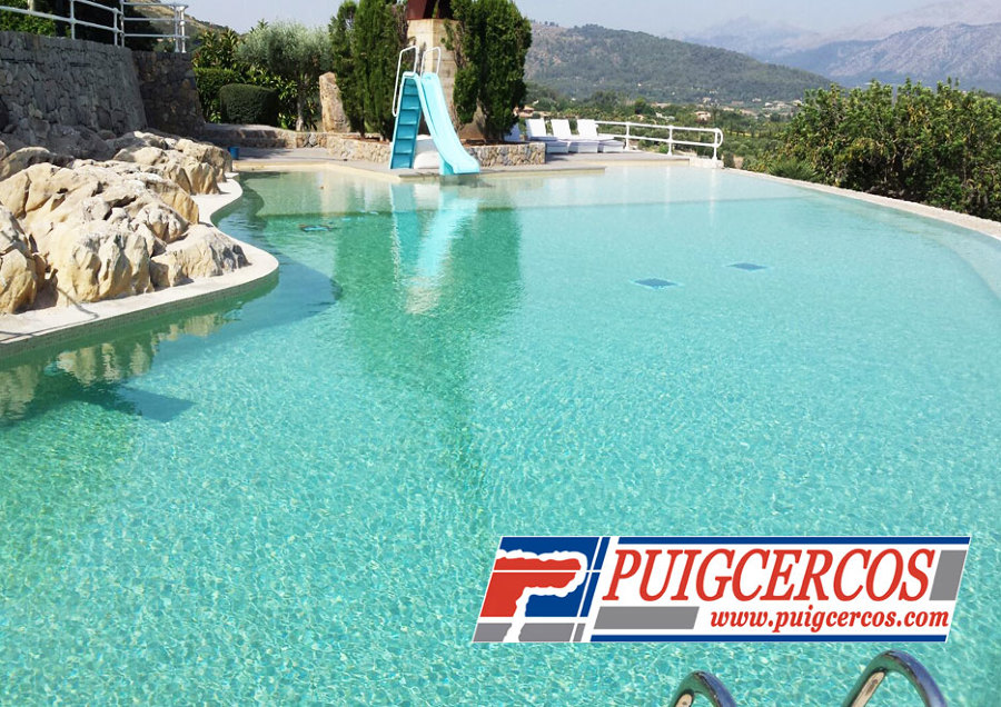 Piscina de obra con rebosadero de 27 m. x 16 m. aproximadamente.