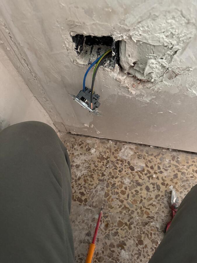 Instalacion de mecanismos en una vivienda unifamiliar de dos pisos