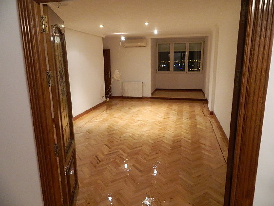 quitar gotelé y pintar, moldura de escayola, acuchillado y barnizado de parquet