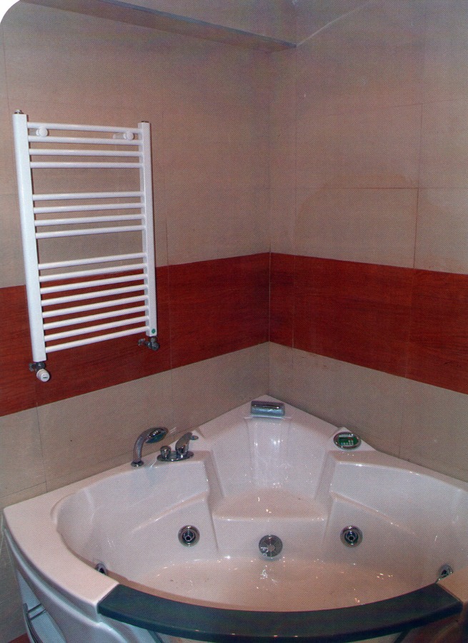 Radiador-toallero, bañera hidromasaje